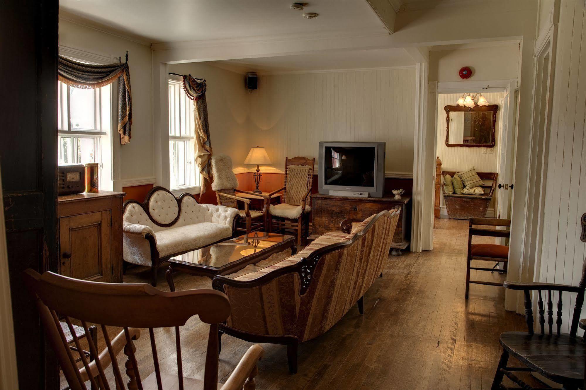 Auberge De La Tour Du Lac แซ็ง-อากาท-เด-มง ภายนอก รูปภาพ