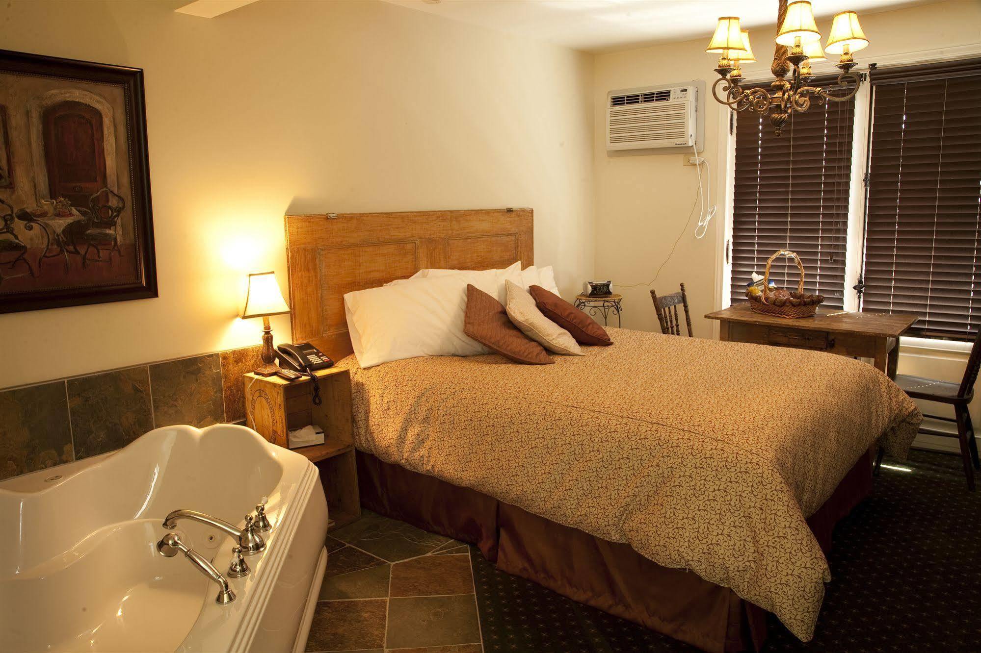 Auberge De La Tour Du Lac แซ็ง-อากาท-เด-มง ภายนอก รูปภาพ