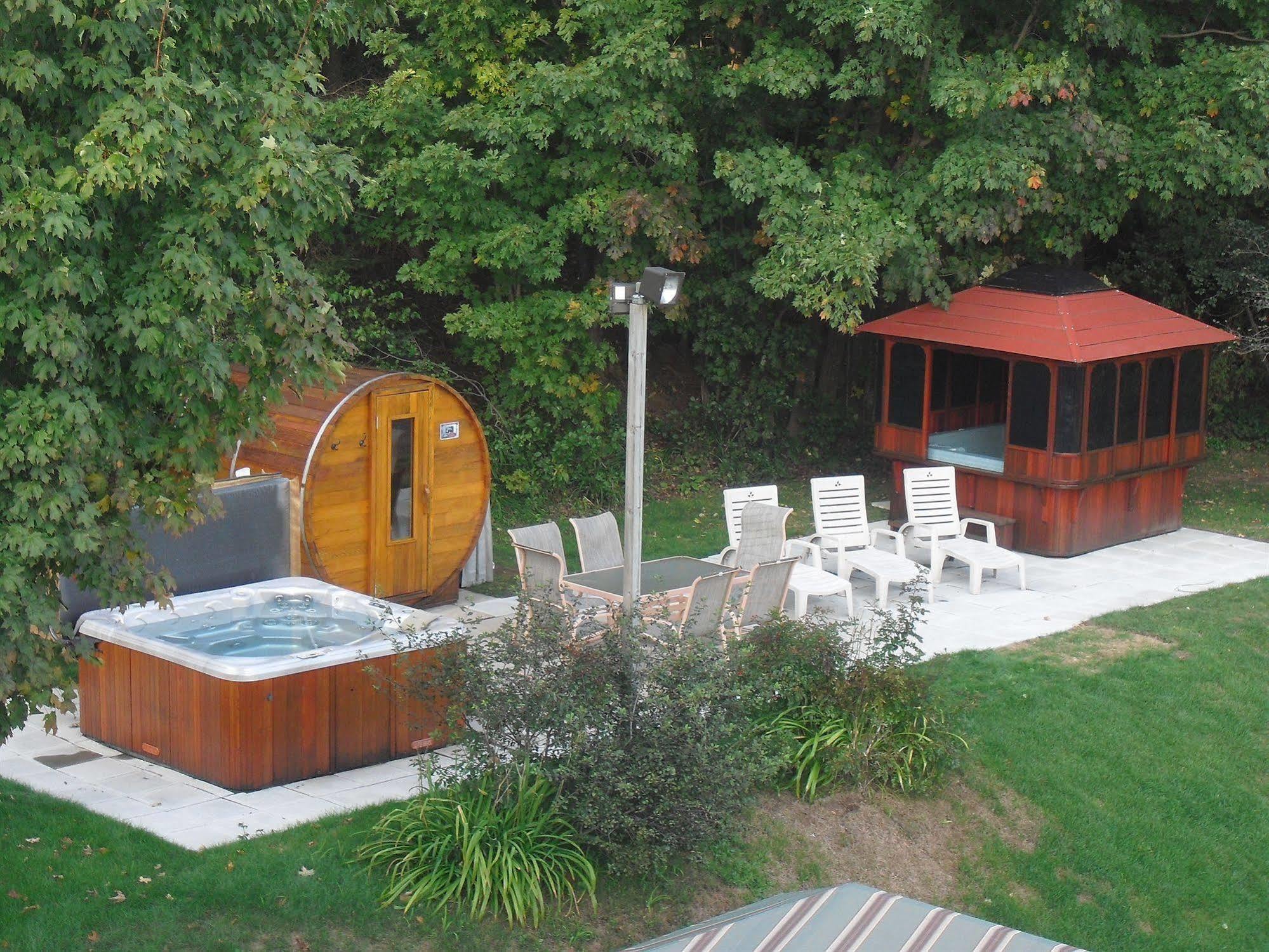 Auberge De La Tour Du Lac แซ็ง-อากาท-เด-มง ภายนอก รูปภาพ