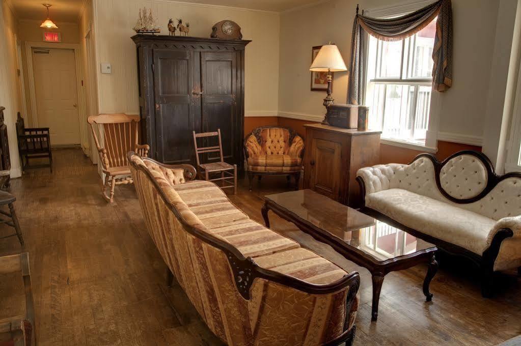 Auberge De La Tour Du Lac แซ็ง-อากาท-เด-มง ภายนอก รูปภาพ
